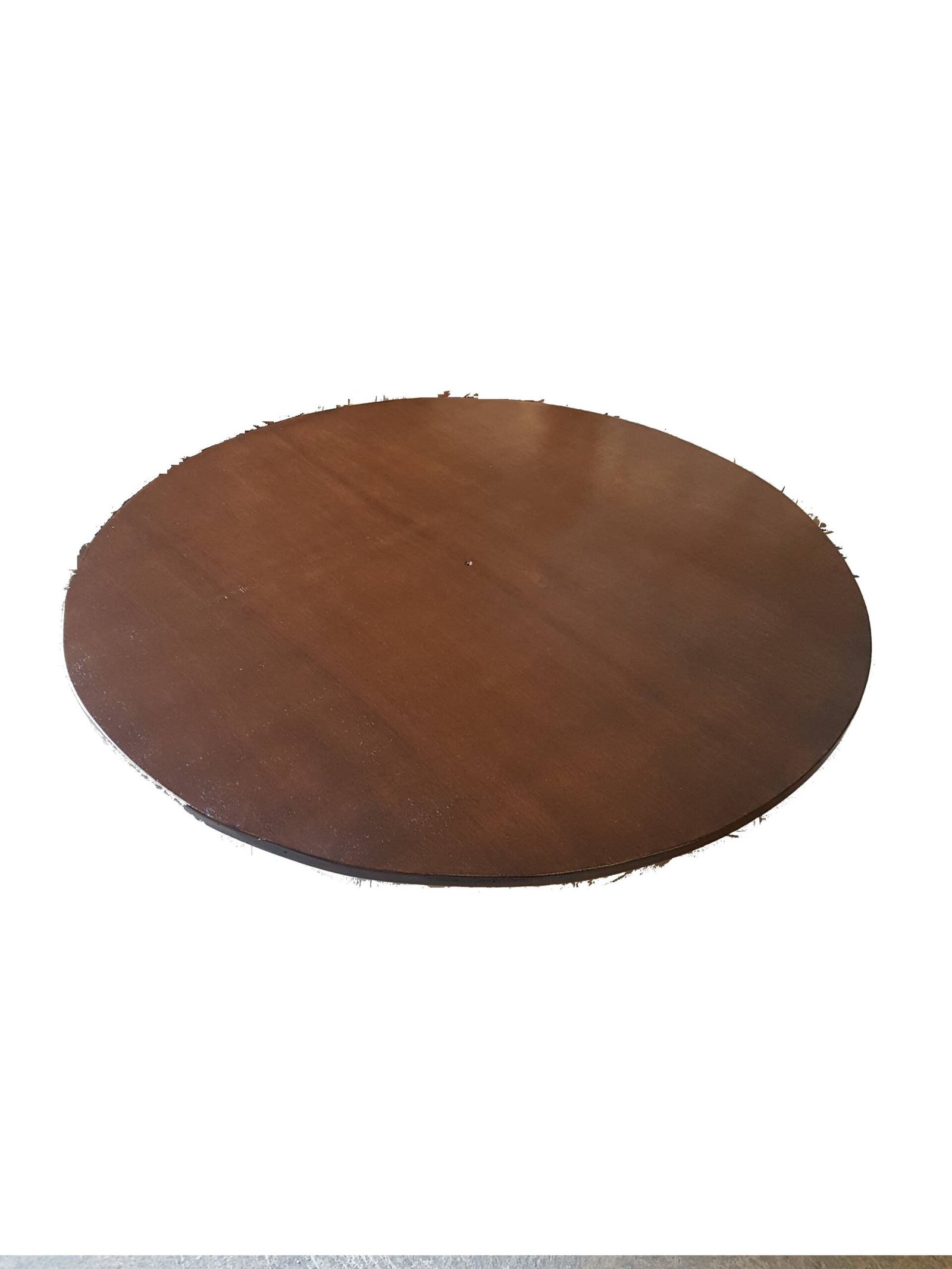 Une table ronde en bois avec une surface lisse, légèrement usée sur les bords, sur fond blanc.