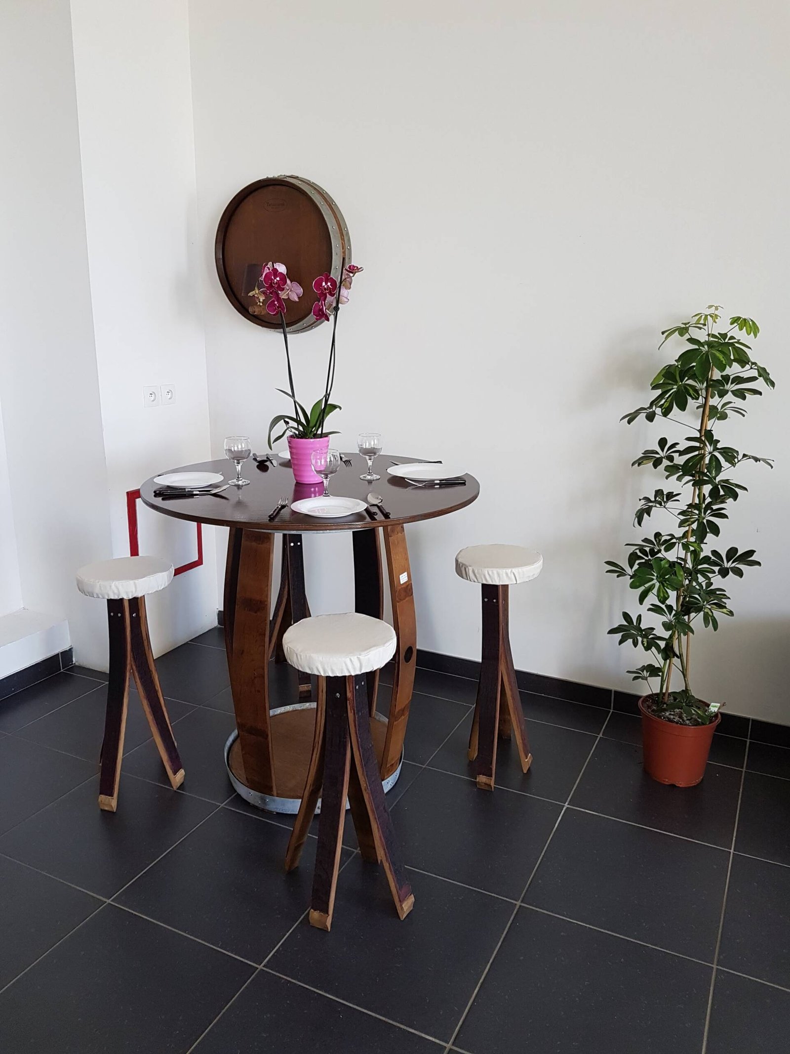 Ensemble Repas Tonneau + 4 Tabourets avec coussins – Image 2